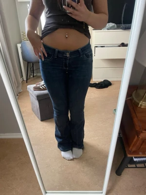 Mörkblå bootcut jeans - Säljer ett par mörkblå bootcut jeans med snyggt broderi på bakfickorna. Jätte stretchiga från Nelly ✨