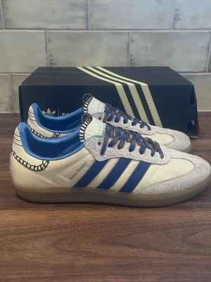 Adidas Samba Nylon Wales Bonner  - Adidas Samba Nylon Wales Bonner | Skicket är 9/10 - Storlek 43 1/3 | Pris 3499 kr | Otroligt feta och limiterade skor! | Allt og ingår | Enda defekten är vid hälarna. 