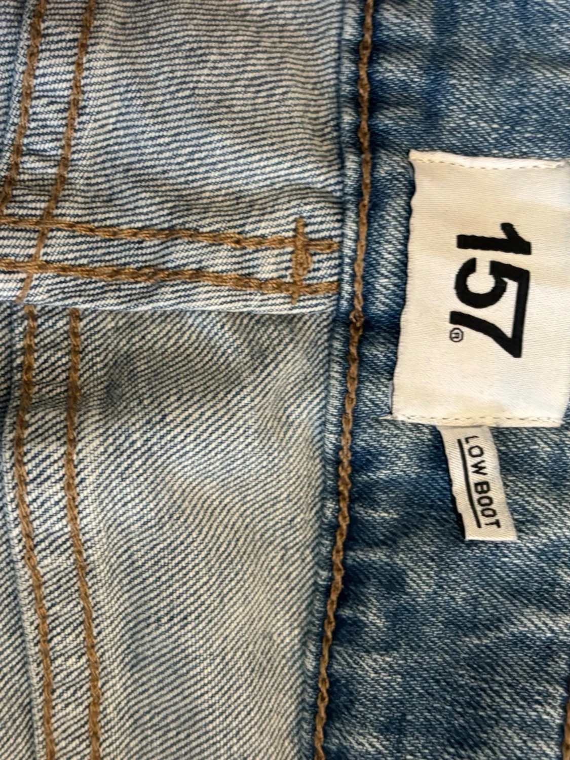 Ljusblå slitna bootcut jeans - 3