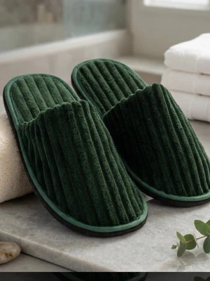 Mörkgröna ribbade tofflor - Mysiga mörkgröna tofflor med ribbad ovansida i mjukt tyg och svart sula i gummi. Perfekta att glida runt i hemma för en chill vibe. Klassisk slip-in modell som är enkel att ta på och av.