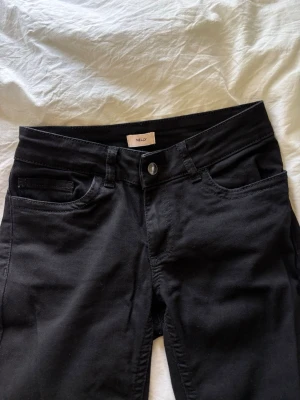 Low Waist Perfect Bootcut Jeans - Svarta low waist bootcut jeans från Nelly i storlek 34. Knappt använda, nypris 699 kr. 