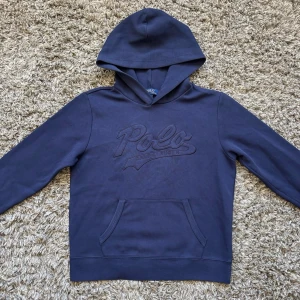 Ralph lauren hoodie - Säljer denna riktigt feta Ralph Lauren hoodie Storlek  i mycket fint skick!   //- 14-16 passar XS. Skick - 9/10 Hör gärna av er vid frågor⭐️