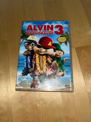 Alvin ja pikkuoravat 3 - Alvin ja pikkuoravat 3 dvd. Testattu toimivaksi. Ikäraja k7. Kielet: suomi, ruotsi, englanti. Tekstitys: suomi, ruotsi, englanti. Eläintalous MMM Katsothan myös muut ilmoitukseni Tarjoa 