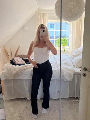 Mörkblåa Levi’s jeans - Säljer mina favorit jeans som både är stretchiga och så sköna! Säljer dem pga att dem är lite korta på mig som är 167 cm lång. Midjan är i storlek 25 och längden är i 32. Mycket stilrena och passar till allt!
