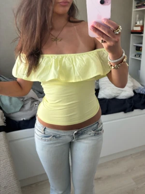 Gul Offshoulder volangtopp  - Såå fin gul Offshoulder volangtopp! Jag är 168 och det är mina bilder, köp via köp nu direkt eller Swish, kvar tills markerad som såld 💖 