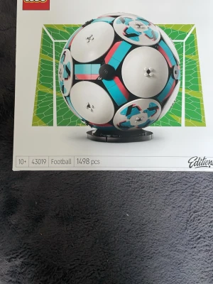 LEGO fotboll 43019, 1498 bitar den kostar 1000kr ny -  Säljer ett LEGO-set med modellnummer 43019 som bygger en fotboll med detaljer i vitt, svart, blått och rosa. Setet innehåller 1498 bitar och har en cool insida med miniatyrfotbollsplan och publik. Perfekt för dig som gillar både LEGO och fotboll.