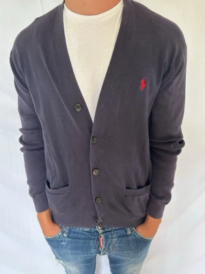 Ralph Lauren cardigan/kofta - Säljer denna tvärfeta cardigan ifrån märket Polo Ralph Lauren. Modellen är ca 180 cm lång och väger 73 kg. Tveka it på att kontakta mig vid minsta fundering🙌
