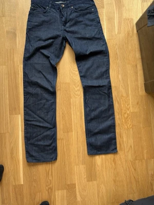 Mörkblå slim fit  jeans esprit - Snygga mörkblå jeans med smal passform och klassisk femficksdesign. Jeansen har en enkel look utan slitningar. 