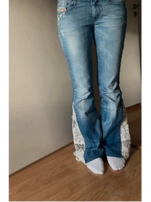 Lågmidjade jeans med spetsdetaljer - Diesel jeans, lågmidjade och spetsdetaljer gjorda av mig! W28 L34, jag är 161cm lång. Passar XS-S, stretchig jeansmaterial. KÖP BARA VIA POSTNORD!