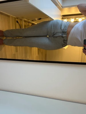 Ljusgrå jeans  - Grå highwaist wide jeans i storlek 24-32. Wide 24 och lenght 32. Jag är 1,69 och längden är perfekt, Ej skinny jeans hela och fina