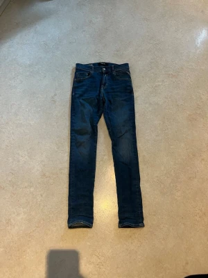 Replay hyperflex jeans - Tja jag säljer ett par mörkblåa jeans ifrån Replay som är hyperflex så de är väldigt sköna de är W28 L32. Hör av er vid frågor mvh Hugo