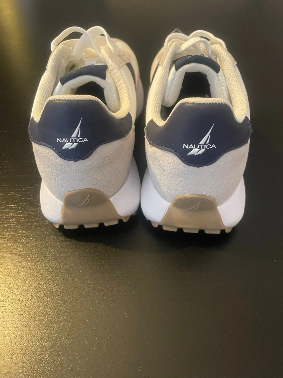 Vita och beige Nautica sneakers - 1