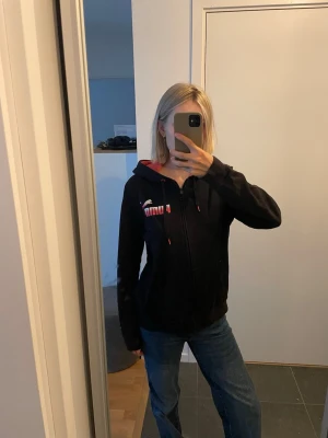 Svart zip-hoodie från Puma - Säljer en svart hoodie med dragkedja och huva från Puma. Den är i storlek XL, men känns som en S/M. 50 kr!