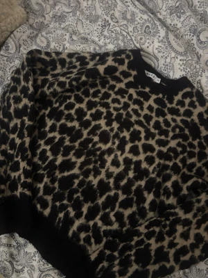 Leopardmönstrad stickad tröja NA-KD - Säljer en stickad tröja från NA-KD i storlek XXS med leopardmönster i beige och svart. 💘💘