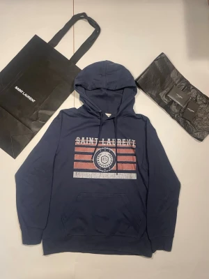 Saint Laurent hoodie - Fet saint Laurent hoodie, har använt i några månader, inga defekter. Finns påse, kort, tag allt från saint Laurent. Pris kan diskuteras