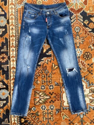 Dsquared2 Denim - Säljer ett par Dsquared2 Denim jeans i väldigt bra kvalitet! Gjord I italien och är därmed storlket 48 vilket motsvarar ungefär storleken 31-32 i W och 31-32 i L. Fråga om mer bilder och mått. Tar gärna prisrekommendationer! 😊
