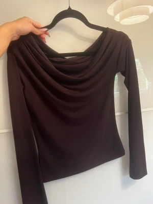 Långärmad topp - Superfin långärmad off shoulder topp från Nelly.