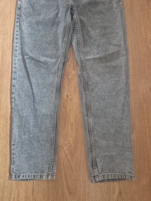 Grunt jeans stl 28 - Nästintill oanvända Grunt jeans i stl 28.