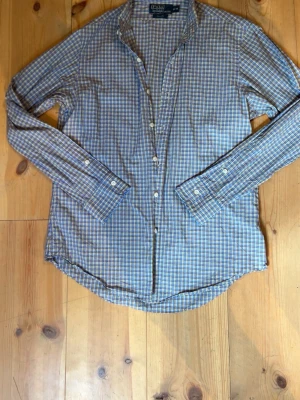 En rutig skjorta från Ralph Lauren - En rutig skjorta från Ralph Lauren men olika färger! Storlek M! Inget märke på skjortan men är fortfarande Ralph Lauren! Bra skick! Hör av er om funderingar🤩