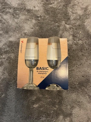 Champagneglas 4-pack BASIC 17 cl - Säljer ett 4-pack champagneglas från serien BASIC, rymmer 17 cl. Glasen är genomskinliga med klassisk smal form och lång fot, perfekta för bubbel och festliga tillfällen.