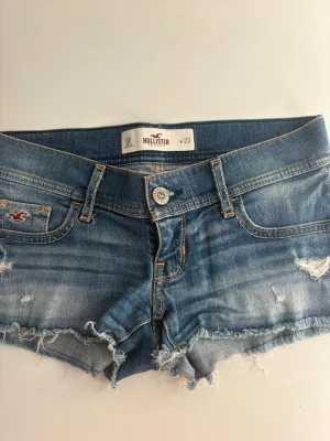 Hollister Jeansshorts  - Säljer dessa jätte snygga jeansshortsen från hollister! Priset går alltid att diskutera och shortsen finns kvar tills den är markerad såld. 💓 Midjemått rakt över: 36cm Längd på sidan: 21cm