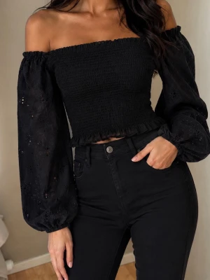 Svart offshoulder topp med mönster på ärm strl M - Trendig svart offshoulder topp med smockad kropp och vida puffärmar. . Perfekt för dig som vill ha en stilren men ändå cool look. Använd vid 1 tillfälle i nyskick 