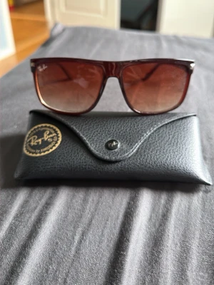 Rayban solglasögon  - Säljer nu dessa ray-ban solglasögon fodralet hänger med i köpet🍾skriv om ni har några frågor eller funderingar!