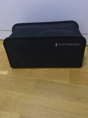 Remington varmluftsborste set - Säljer ett Remington varmluftsborste set i svart väska. Innehåller flera utbytbara borsthuvuden och tillbehör samt instruktionsmanual. Perfekt för styling av håret med olika effekter. Allt ligger smidigt förpackat i en praktisk tygväska med dragkedja.