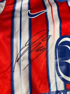 Atlético Madrid matchtröja med Alexander Sørloths autograf  - Säljer Atlético de Madrid matchtröja från Nike. Som är signerad av Alexander Sørloth från Norge och Madrid perfekt för fotbollsträning eller som samlarobjekt. Officiella matchtröjan dock ej matchandvänd 