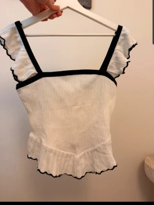 Vit ribbad topp med volangdetaljer - Från Zara. Storlek L men passar mindre storlekar också. Jätte söt, men inte riktigt min stil🤍