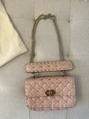 Rosa Valentino Garavani Rockstud väska -  Säljer min fina rosa Valentino Garavani Rockstud väska. Kvitto finns.  Dustbag ingår! 