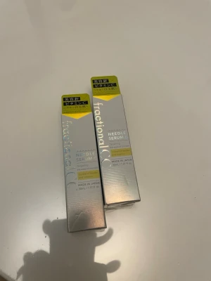 Fractional C Needle Serum C 30ml - Säljer två förpackningar Fractional C Needle Serum C, 30 ml vardera. Serumet kommer i en silverfärgad kartong med holografiska detaljer och gult inslag. Innehåller en cocktail av nålar och vitaminer. Tillverkad i Japan.