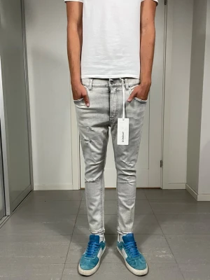 Helt nya Dondup Jeans  - Säljer nu dessa HELT NYA dondup jeans med snygga slitningar i populär design, mått ca 37 o 95 cm. skriv för fler bilder/frågor🙌🏼