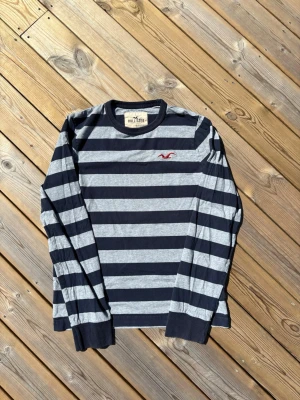 Hollister tröja ~ Vintage  - Säljer denna Hollister tröja i mycket bra skick och som även är Vintage. Storlek L. Passar perfekt för dig som är mellan 173-178! Hör av er vid frågor eller minsta fundering 🙌  Längd: 65 cm  Bred: 49,5 cm  Ärm: 65 cm
