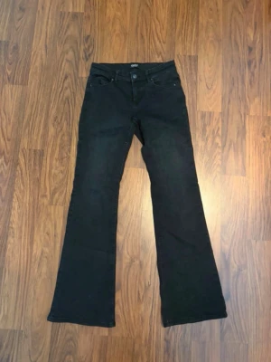 Svarta lowwaist bootcut jeans  - Svarta lowwaist jeans med bootcut i ett mycket bra skick!