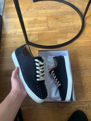 Christian Louboutin skor  - !!Intressekoll!! Säljer dessa svin snygga och sällsynta Louboutin skor 🖤, de enda paret på Plick i denna färgen samt i detta skicket. Cond:10/10, allt og ingår med skorna ( har även svarta skosnören ifall det önskas). Hör gärna av dig vid fler frågor eller bilder! 