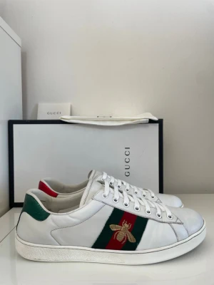 Gucci Ace Bee Skor  - Säljer nu dessa Gucci Ace Skor i uk 8,5 som motsvarar 42,5, skriv för fler bilder/frågor🙌🏼