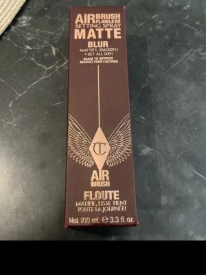 Charlotte Tilbury Airbrush Matte Mist - Airbrush Flawless Setting Spray Matte Blur från Charlotte Tilbury. Ger en matt finish och håller makeupen på plats hela dagen. Flaskan är mörkbrun med gulddetaljer och har en elegant, metallisk kork. Innehåller 100 ml.