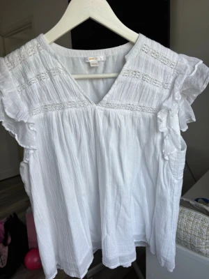 Blus Gina tricot  - En vit blus från Gina tricot, väldigt skön att ha på sig på sommaren eftersom materialet är väldigt tunt, haft på mig några antal gånger men blivit för liten för mig. 