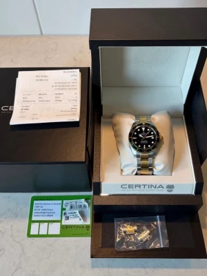 Unik Certina ds action diver powermatic 80 fullset nyskick  - Säljer nu min mycket fina certina ds action diver Powermatic 80 i väldigt bra använt skick.  Klockan fungerar utmärkt med det pålitliga powermatic 80 urverket. Den är i väldigt bra använt skick med mindre bruksspår som inte gör att använda vid vardagligt bruk men annars väl omhändertagen. Klockan är även full set och alla tillbehör medföljer som bilderna visar. Nypris är 11300, hör av er vid frågor eller funderingar så löser vi en smidig affär. 