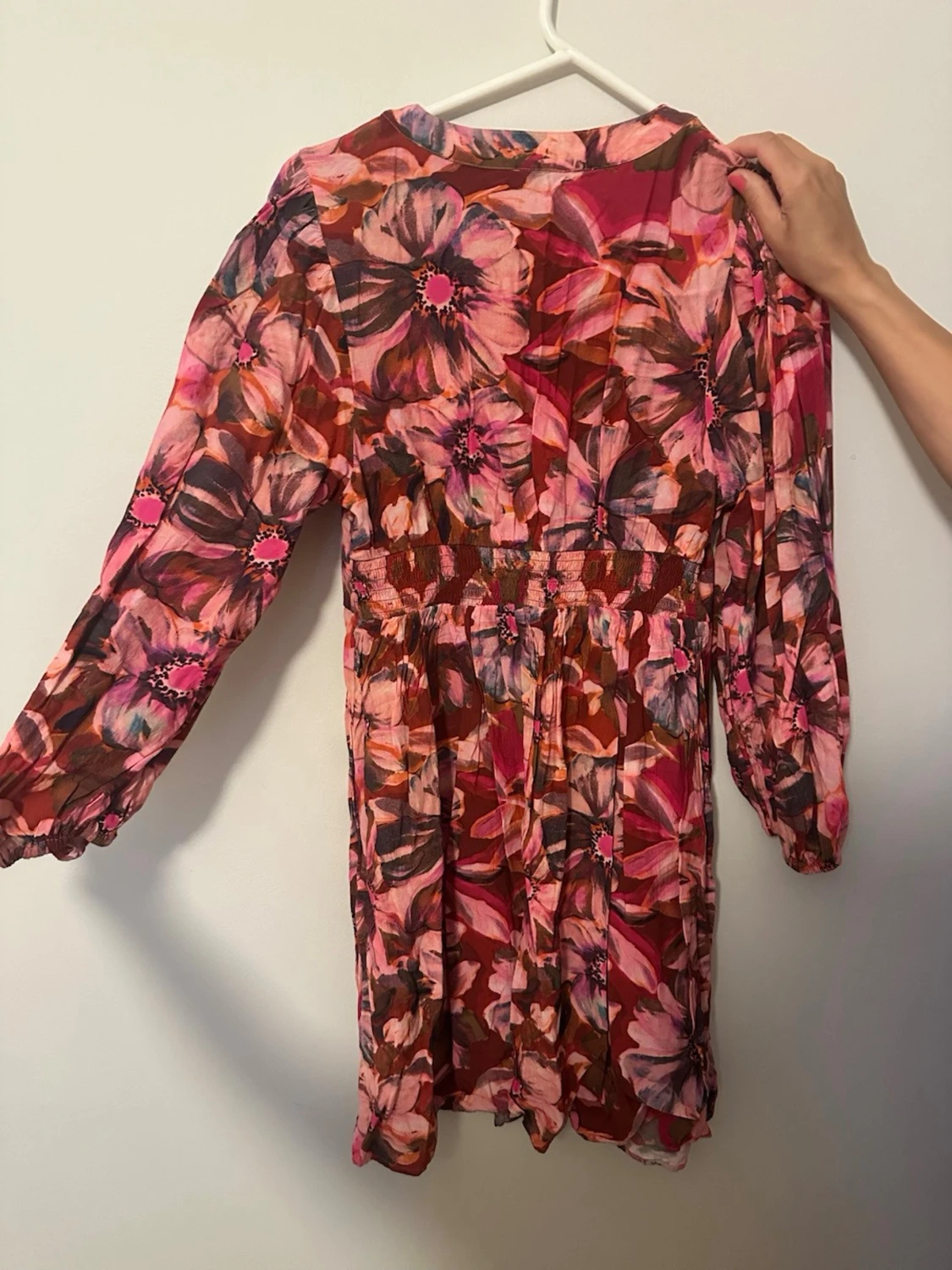 Blommig klänning i rosa och rött - 2