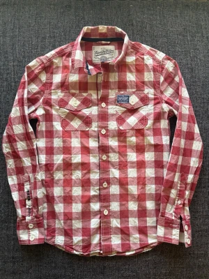 Superdry skjorta ~ vintage  - Sjukt eftertraktad Superdry skjorta ~ vintage rutig modell | st S | färg röd/vit | passar bäst för längd 170–180 cm | klassisk passform | sällsynt 2000’s modell | OBS kan gå ner lite i pris vid snabb affär! 🏄