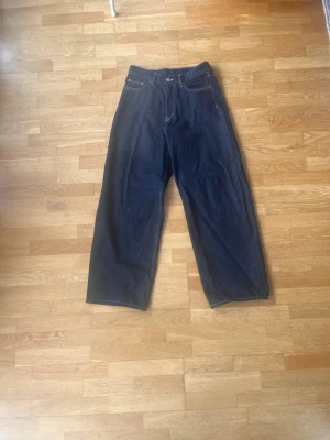 Vida blåa jeans från Weekday - Tjena! Säljer ett par baggy denim jeans från Weekday. I storlek 28/32 passar nog om du är runt 185 cm. Om du har några frågor så är det bara att kontakta!