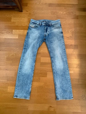 Ljusblå raka jeans från Diesel - Säljer ett par ljusblå jeans från Diesel med rak passform  storlek 30/30