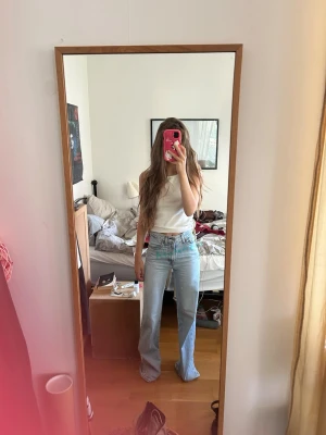 Ljusa vida  levis jeans - Jättefina högmidjade Levis jeans i ljusblå wash, köpta på Grandpa i Stockholm för några år sen! Modellen heter Ribcage Wide Leg!