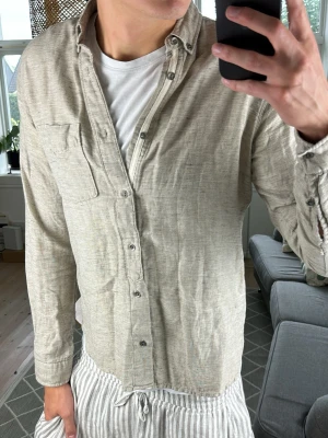 Skjorta med linne-blend - Supersnygg och perfekt nu under sommarfesterna! Mått: A:52 B:45 C:50 D:62 (cm) Skriv vid fundering 😇🙌