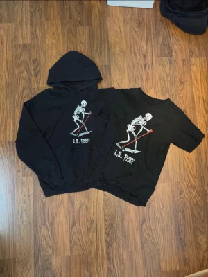 Svart hoodie och T-shirt - lilpeep merch - Säljer ett svart set med hoodie och t-shirt med tryck av ett skelett och texten 'LIL PEEP' framtill. Hoodien har huva och magficka, t-shirten har korta ärmar. Båda är i mjukt material, perfekta för dig som gillar streetwear och unik design.