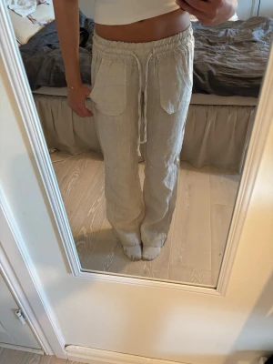 Beiga linnebyxor - Säljer ett par beiga linnebyxor från chelsea med raka ben och resår i midjan. Byxorna är i storlek xs och knappt använda. Dom är i väldigt bra skick men tyvärr har ena fickan gått sönder lite i sömmen men är inget som märks mycket och går lätt att fixa😊Byxorna var även väldigt långa för mig så jag sytt upp den men har inte klippt bort tyget så skulle den vara för korta så är det bara att sprätta upp sömmen😊 Jag är 163 cm och dom sitter perfekt i längden för mig! Ordinarie pris är 500kr!