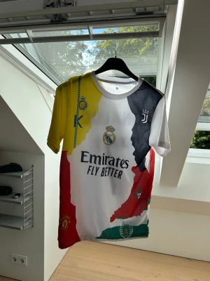 Ronaldo fotbollskit - Unik fotbollströja med Ronaldo-tryck och nummer 7. Tröjan har flera färger och klubbmärken från bland annat Real Madrid, Juventus, Manchester United och Sporting. Perfekt för dig som gillar fotboll och vill sticka ut på planen eller läktaren. Storlek är XS men passar även S. 