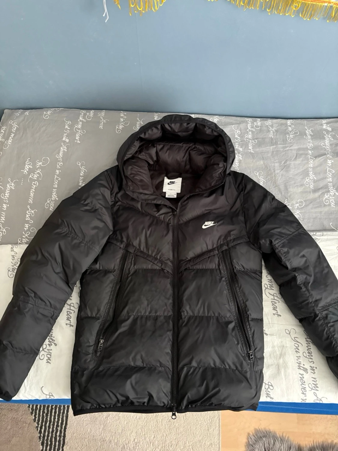 Svart pufferjacka från Nike med huva - 1